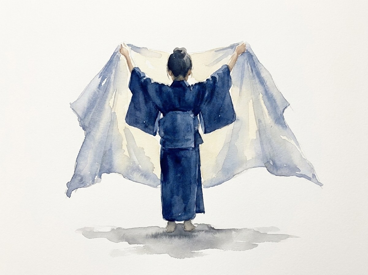色褪せた藍の着物を広げて見る少女の挿画
